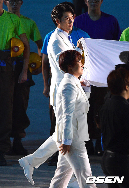 Huyn Bin tham gia vào lễ rước cờ đốn tim người hâm mộ.